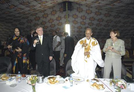 Bundespräsident Horst Köhler (2.v.l.) und seine Frau Eva Luise (r.) während eines Abendessens, gegeben von Sidi Mohamed Ould Cheikh Abdallahi, Präsident Mauretaniens (2.v.r.), im Festzelt im Garten des Präsidentenpalastes.