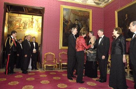 Bundespräsident Horst Köhler und seine Frau Eva Luise (2.v.r.) während eines Defilees beim Staatsbankett im Präsidentenpalast.