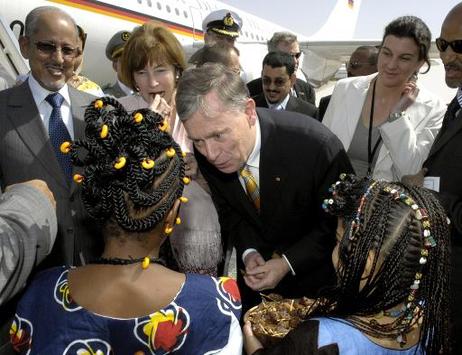 Bundespräsident Horst Köhler und seine Frau Eva Luise werden auf dem Flughafen von Mädchen mit Datteln und Milch begrüßt (l.: Sidi Mohamed Ould Cheikh Abdallahi, Präsident Mauretaniens).