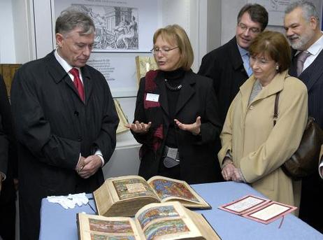 Bundespräsident Horst Köhler (l.) und seine Frau Eva Luise (r.) lassen sich von Sigrid Hubert-Reichling eine historische Bibel aus den Beständen der 1549 gegründeten Bibliotheca Bipontina erklären.