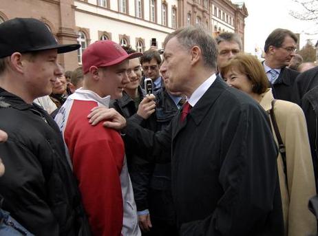 Bundespräsident Horst Köhler und seine Frau Eva Luise im Gespräch mit Jugendlichen während eines Stadtrundgangs.