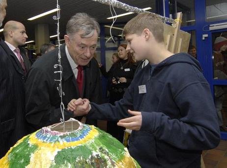 Bundespräsident Horst Köhler im Gespräch mit einem Schüler über ein Projekt.