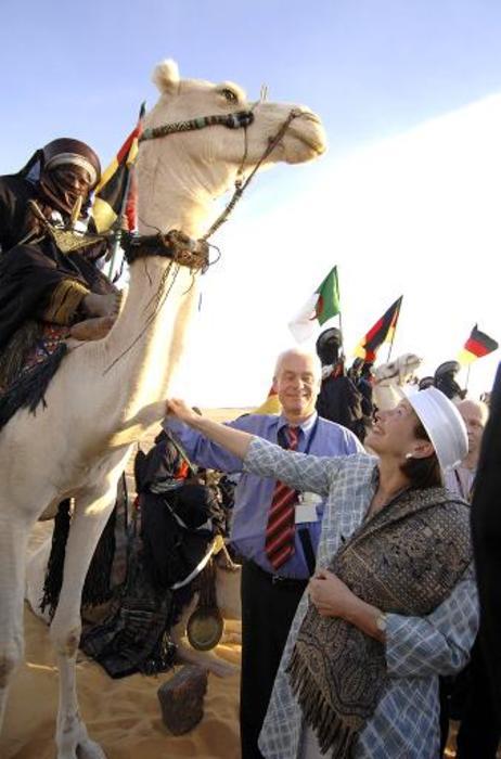 Eva Luise Köhler streichelt im Tassili-Nationalpark das Kamel eines Tuaregs.