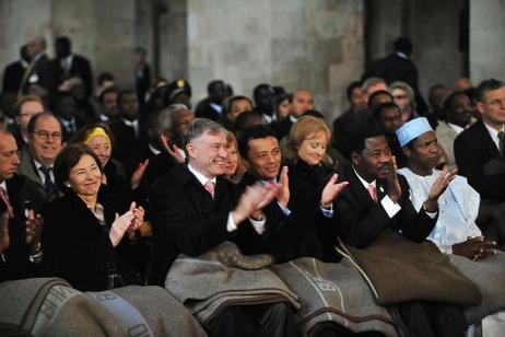 Bundespräsident Horst Köhler und seine Frau Eva Luise (l.) während der Auftaktveranstaltung in der Basilika des Konferenzzentrums Kloster Eberbach (v.r.: Umaru M. Yar'Adua, Präsident von Nigeria; Thomas Boni Yayi, Präsident von Benin; Marc Ravalomanana, P