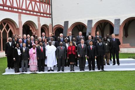 Gruppenbild (Familienbild) der Teilnehmer an der Konferenz Partnerschaft mit Afrika im Konferenzzentrum Kloster Eberbach.