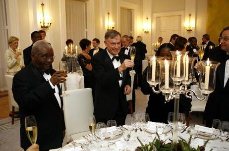 Bundespräsident Horst Köhler und Armando Emílio Guebuza, Präsident Mosambiks (l.), während eines Toastes auf einem Staatsbankett im Schloss Bellevue.