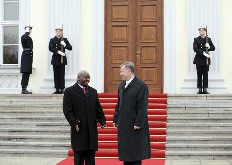 Bundespräsident Horst Köhler begrüßt Armando Emílio Guebuza, Präsident Mosambiks, vor dem Schloss Bellevue.