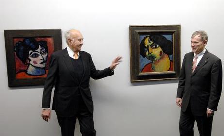 Bundespräsident Horst Köhler (r.) im Gespräch mit dem Galeristen Alfred Gunzenhauser vor Porträts von Alexej von Jawlensky 'Die Französin' (l.) und 'Messalina'.