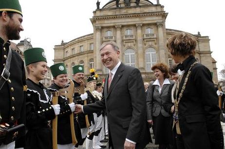 Bundespräsident Horst Köhler im Gespräch mit Bergleuten, die vor dem Operhaus Spalier stehen.