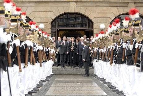 Bundespräsident Horst Köhler im Gespräch mit Barbara Ludwig, Oberbürgermeisterin von Chemnitz und Georg Milbradt, Ministerpräsident Sachsens vor einem Spalier von Bergleuten.