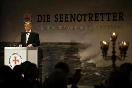 Bundespräsident Horst Köhler während eines Grußwortes bei der Benefizveranstaltung der Deutschen Gesellschaft zur Rettung Schiffbrüchiger (DGzRS).