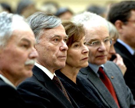 Bundespräsident Horst Köhler und seine Frau Eva Luise im Lichthof des Jüdischen Museums anlässlich einer Lesung von Texten zur Judenverfolgung (l.: Ulrich Klopsch, Geschäftsführer des Jüdischen Museums; r.: Götz Aly, Mitglied im Stiftungsrat des Berliner 