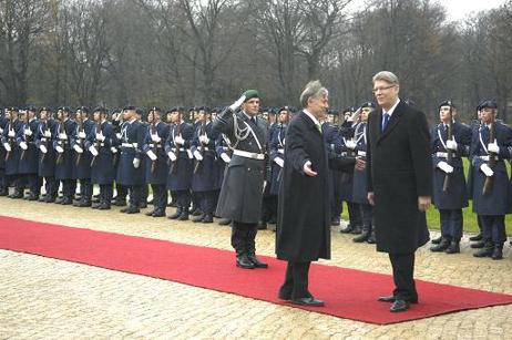 Bundespräsident Horst Köhler empfängt Valdis Zatlers, Präsident Lettlands, mit militärischen Ehren im Schloss Bellevue.