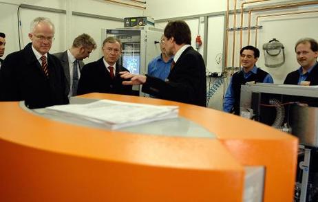 Bundespräsident Horst Köhler (M.) läßt sich während eines Rundgangs durch die Firma OTAG GmbH die Produkte erklären (l.: Jürgen Rüttgers, Ministerpräsident von Nordrhein-Westfalen).