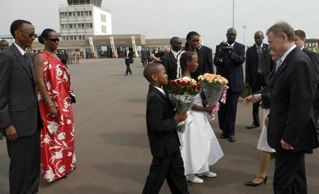 Bundespräsident Horst Köhler und seine Frau Eva Luise werden von zwei Kindern mit Blumen auf dem Flughafen von Kigali begrüßt (l.: Paul Kagame, Präsident Ruandas und seine Frau Jeanette).