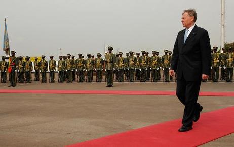 Bundespräsident Horst Köhler wird auf dem Flughafen von Kigali mit militärischen Ehren empfangen.