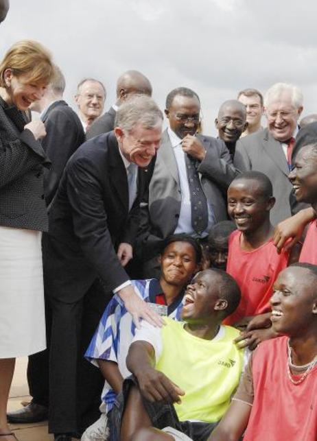 Bundespräsident Horst Köhler und seine Frau Eva Luise (l.) werden von Jugendlichen in einem von Mitarbeitern des deutschen Zivilen Friedensdienstes (ZfD) unterstützten Jugendzentrum begrüßt.