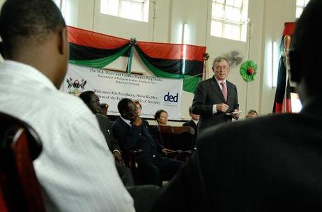 Bundespräsident Horst Köhler (stehend) während einer Diskussion mit Studenten der Makerere-Universität zum Thema 'Frieden und Versöhnung als Voraussetzung von Entwicklung'.