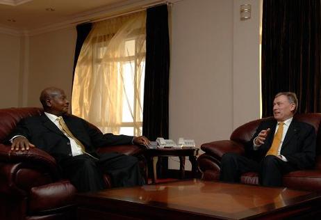 Bundespräsident Horst Köhler im Gespräch mit Yoweri Museweni, Präsident Ugandas, in dessen Arbeitszimmer.