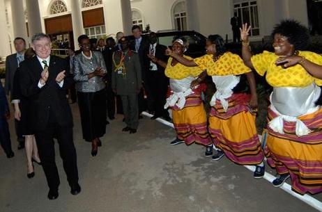 Bundespräsident Horst Köhler wird in Kampala von Tänzerinnen begrüßt.