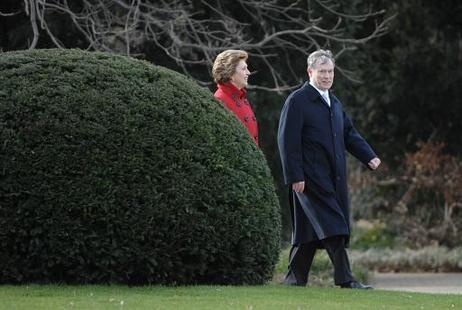 Bundespräsident Horst Köhler im Gespräch mit Mary McAleese, Präsidentin Irlands, im Garten von Schloss Bellevue.