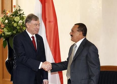 Bundespräsident Horst Köhler (l.) empfängt Ali Abdallah Saleh, Präsident des Jemen, zu einem Gespräch im Schloss Bellevue.