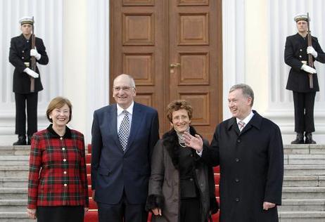 Bundespräsident Horst Köhler (r.) und seine Frau Eva Luise (l.) empfangen Pascal Couchepin, Bundespräsident der Schweiz und seine Frau Brigitte vor dem Schloss Bellevue.