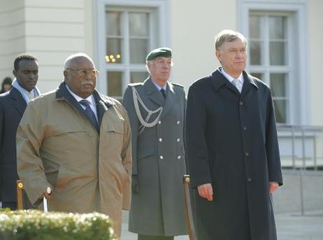 Bundespräsident Horst Köhler empfängt Girma Woldegiorgis, Präsident Äthiopiens, im Schloss Bellevue mit militärischen Ehren.