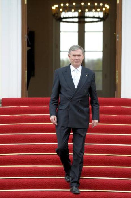 Bundespräsident Horst Köhler auf der Treppe von Schloss Bellevue (roter Teppich).