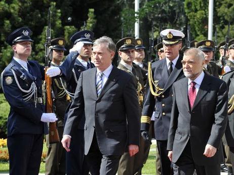 Bundespräsident Horst Köhler (l.) wird von Stjepan Mesic, Präsident Kroatiens, mit militärischen Ehren empfangen.