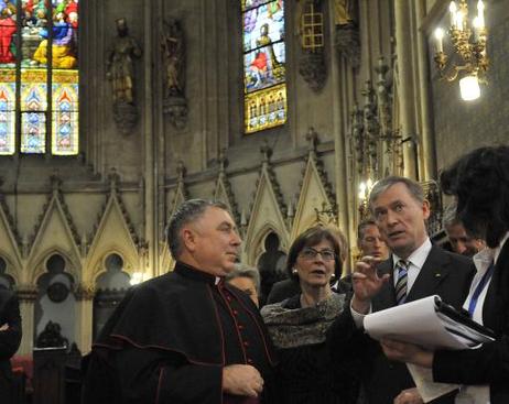 Bundespräsident Horst Köhler und seine Frau Eva Luise besichtigen die Kathedrale von Zagreb (l.: Monsignore Juraj Batelja).