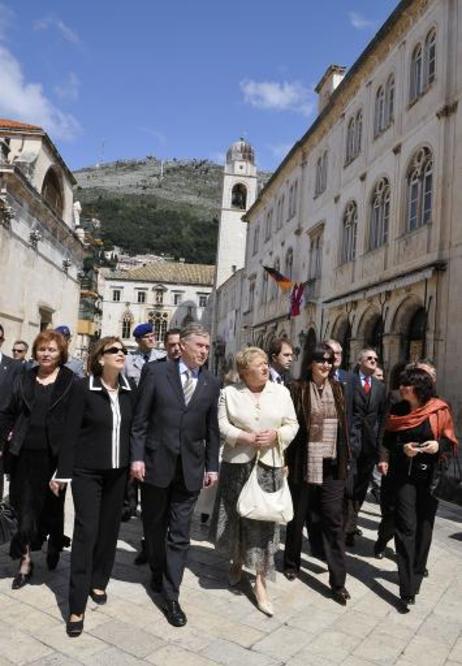 Bundespräsident Horst Köhler und seine Frau Eva Luise (2.v.l.) während eines Stadtrundgangs in der Stradun (Hauptgasse Dubrovniks).