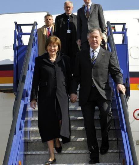 Bundespräsident Horst Köhler und seine Frau Eva Luise auf der Gangway des A 310 der Flugbereitschaft der Bundeswehr.
