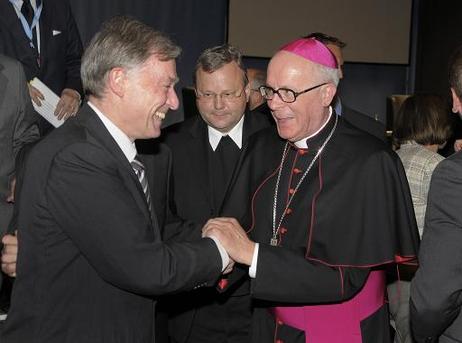 Bundespräsident Horst Köhler (l.) begrüßt Erzbischof Jean Claude Périsset, Apostolischer Nuntius (M.: Franz-Josef Bode, Bischof von Osnabrück).