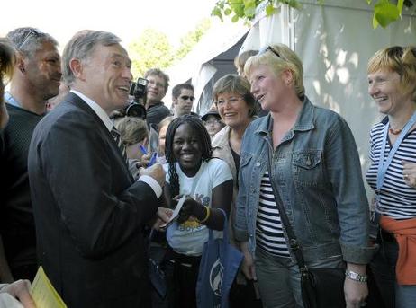 Bundespräsidenten Horst Köhler (2.v.l.) besucht beim Deutschen Katholikentag die Kirchenmeile und gibt Autogramme.