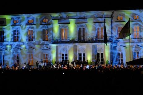 Schloss Bellevue im wechselnden Licht beim Sommerfest des Bundespräsidenten.
