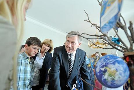 Bundespräsident Horst Köhler im Gespräch mit Schülerinnen und Schülern zum Abschluss eines Schulwettbewerbs zur Entwicklungspolitik.