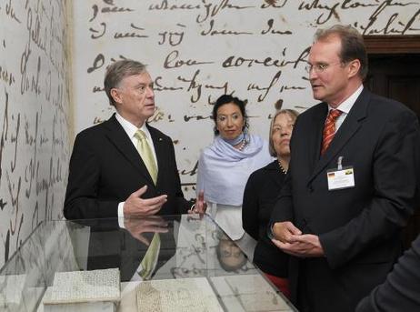 Bundespräsident Horst Köhler im Gespräch mit Wolfgang Savelsberg, Kurator einer Ausstellung über Louise Fürstin von Anhalt Dessau (2.v.r.: Antje Vollmer, Schirmherrin der Ausstellung).