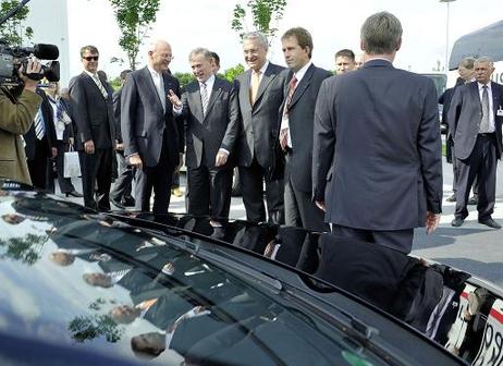 Bundespräsident Horst Köhler (M.) im Gespräch mit Franz-Josef Kortüm, Vorstandsvorsitzender der Webasto AG (2.v.l.), bei einem Besuch der Firma (3.v.r.: Joachim Herrmann, Staatsminister des Innern Bayerns).