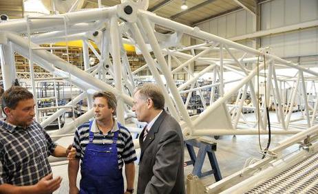 Bundespräsident Horst Köhler (r.) im Gespräch mit Arbeitern während eines Rundgangs durch die Gothaer Fahrzeugtechnik GmbH.