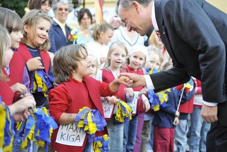 Bundespräsident Horst Köhler mit Kindern eines Chores.