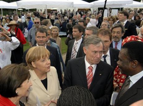 Bundespräsidident Horst Köhler und Bundeskanzlerin Angela Merkel (M.) im Gespräch mit afrikanischen Gästen des Sommerfestes (l.: Eva Luise Köhler).