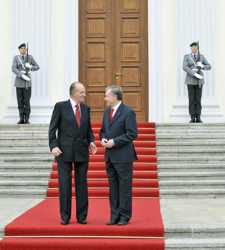 Bundespräsident Horst Köhler im Gespräch mit Juan Carlos I., König von Spanien, vor dem Schloss Bellevue.