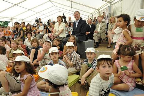 Bundespräsident Horst Köhler und seine Frau Eva Luise (beide M.) mit Kindern während einer Veranstaltung im Park von Schloss Bellevue.