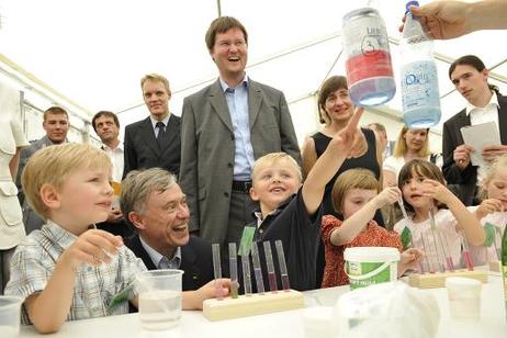 Bundespräsident Horst Köhler (2.v.l.) beobachtet Kinder bei einem Experiment im Garten von Schloss Bellevue.