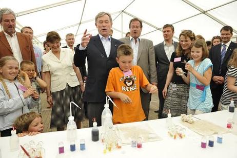 Bundespräsident Horst Köhler (3.v.r.) und seine Frau Eva Luise sind überrascht von der Wirkung eines chemischen Experimentes des Schüler Maurice Glander (4.v.l.: Klaus Kinkel, Vorsitzender der Deutschen Telekom Stiftung, die das Projekt fördert).