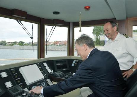 Bundespräsident Horst Köhler auf der Kommandobrücke des Fahrgastschiffes Käpt'n Brass (r.: Schiffsführer Wolfgang Sense).