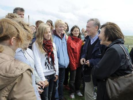 Bundespräsident Horst Köhler und seine Frau Eva Luise im Gespräch mit Jugendlichen einer Schule aus dem schleswig-holsteinischen Niebüll.