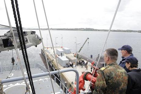 Bundespräsident Horst Köhler und seine Frau Eva Luise (beide r.) auf dem Tender "Donau" im Marinehafen von Eckernförde bei einer Vorführung eines Boarding-Einsatzes.