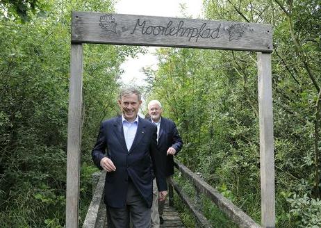 Bundespräsident Horst Köhler auf dem Moorlehrpfad im Naturschutzgebiet "Wildes Moor" (dahinter: Peter Harry Carstensen, Ministerpräsident von Schleswig-Holstein).